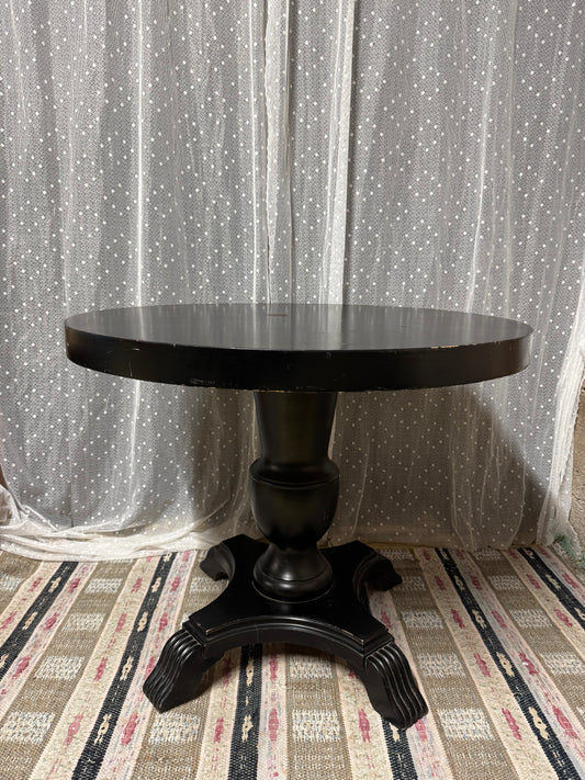 Svart pelarbord som kan behöva lite kärlek