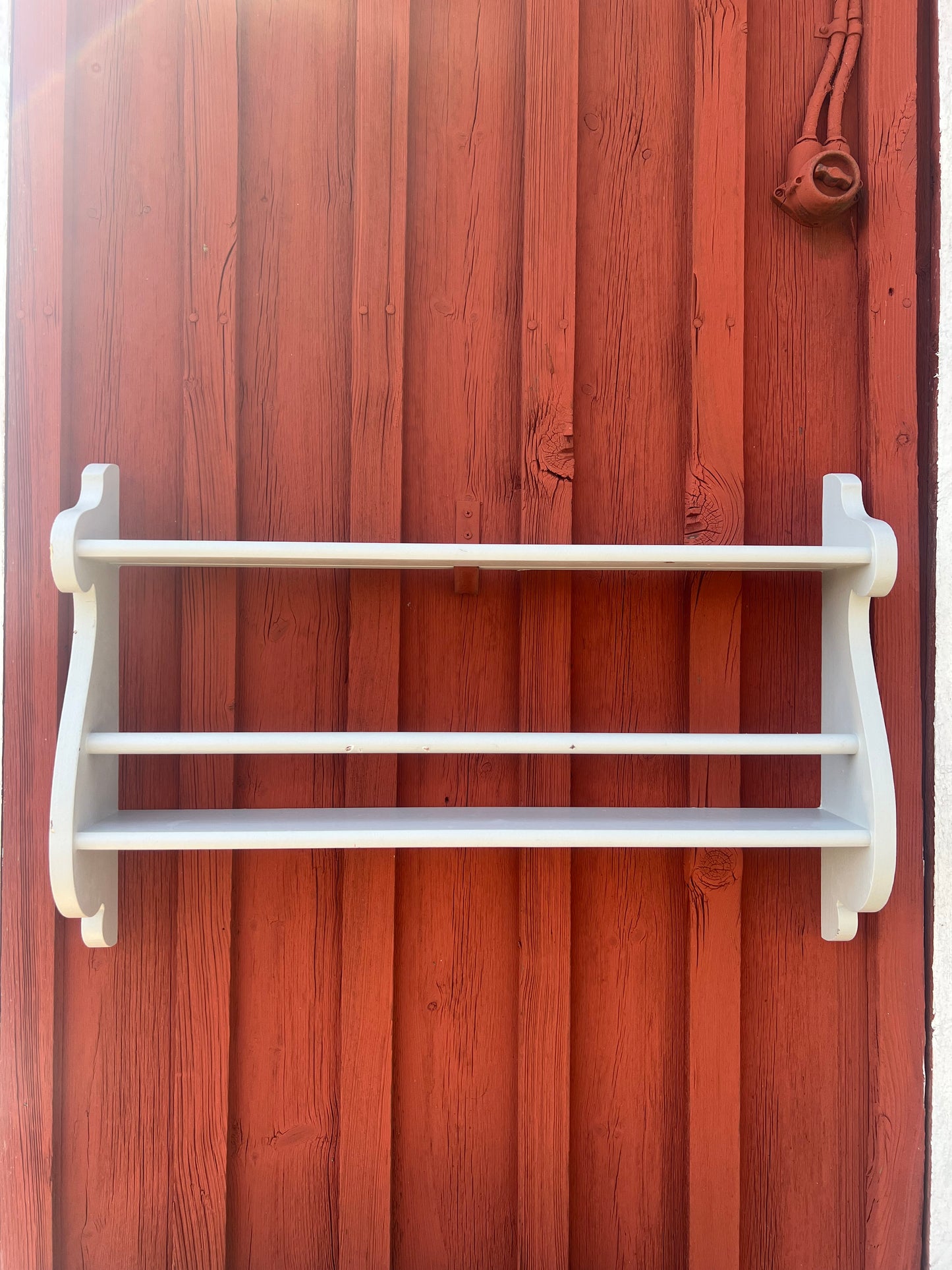 Tallrikshylla - gråmålad