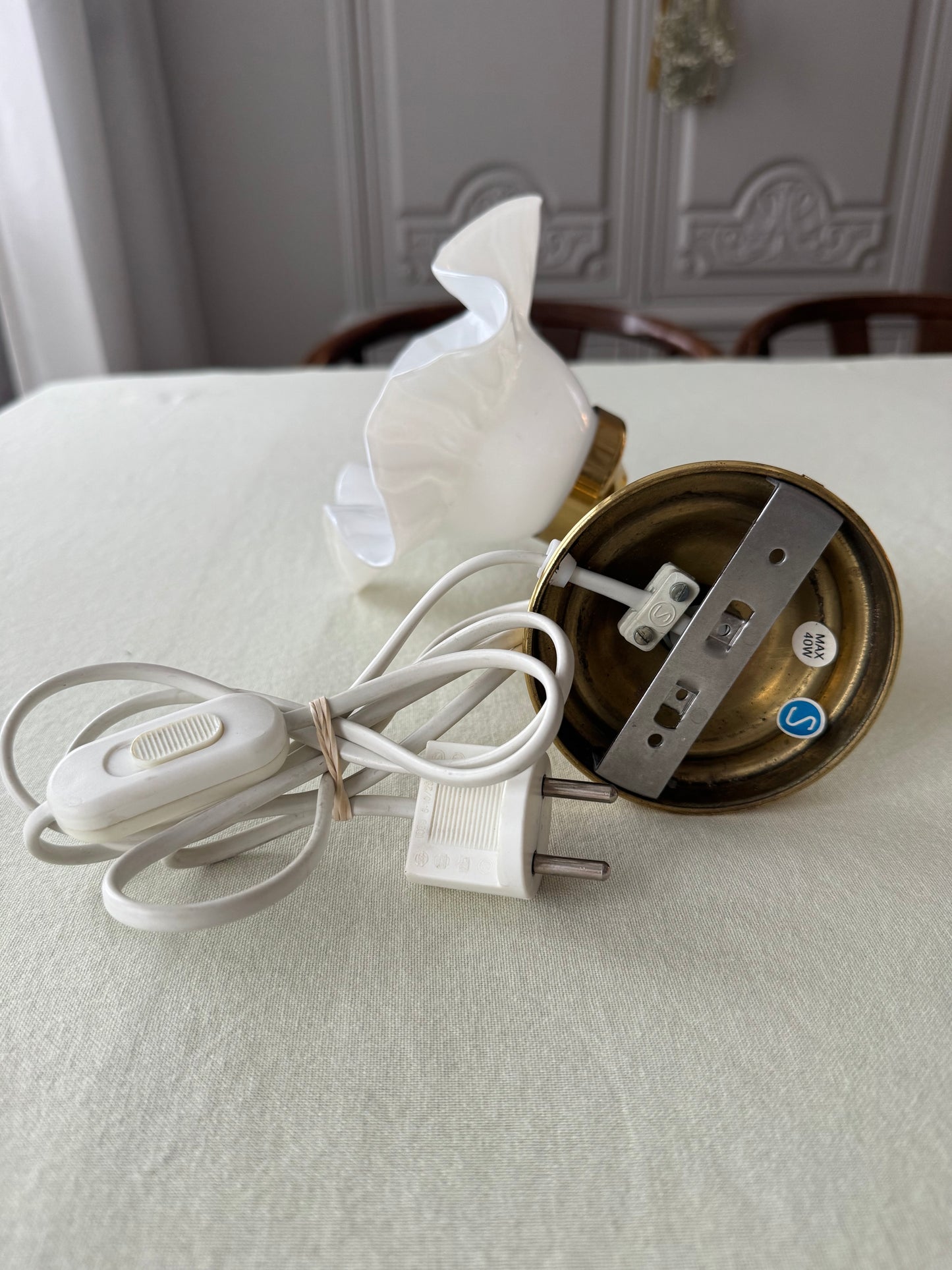 Vägglampa med volang i porslin