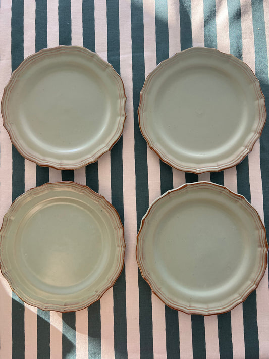 4st gröna assietter med vacker kant