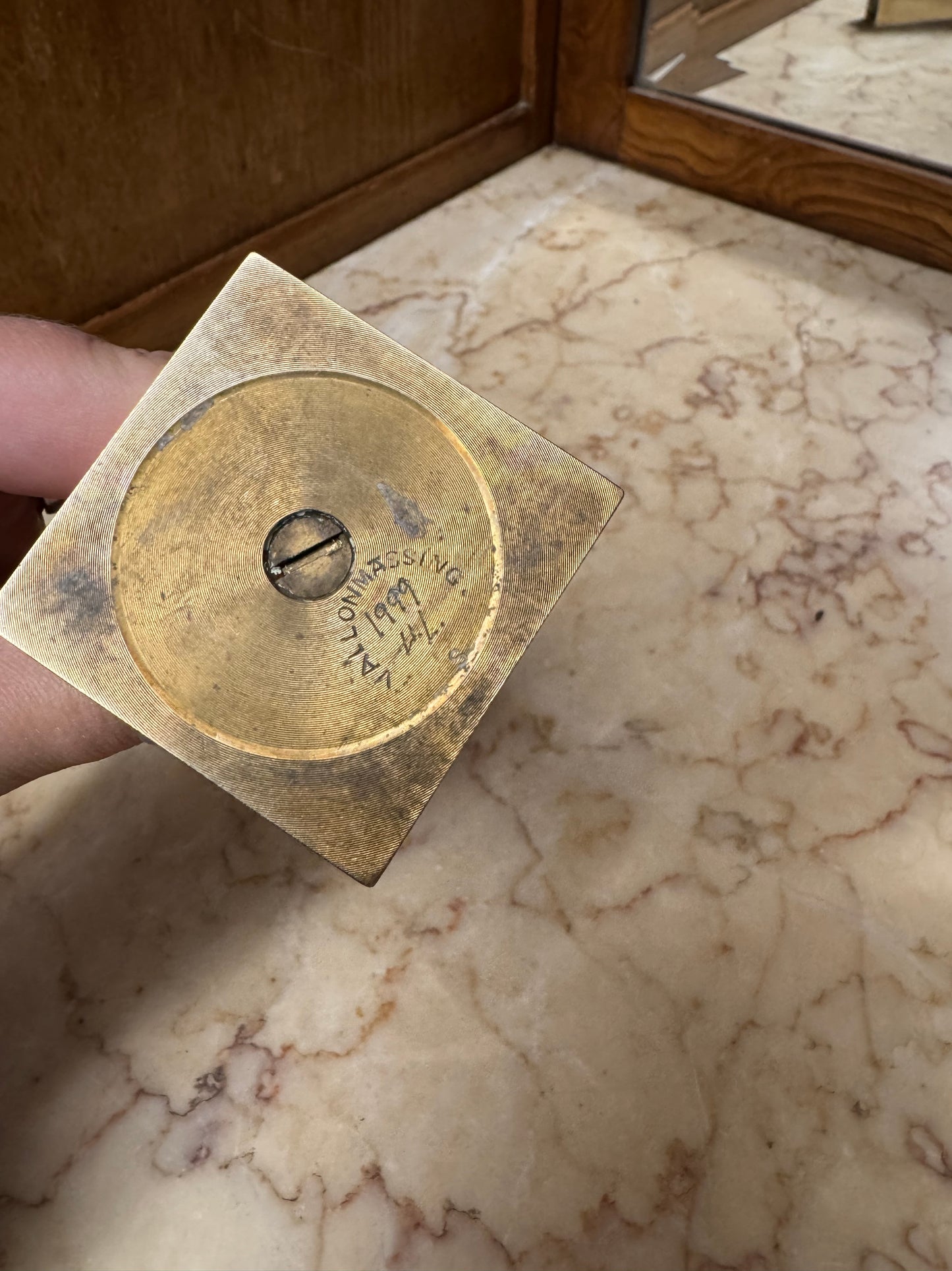 Paret tunga ljusstakar, Vallonmässing