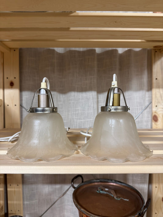 Paret fönsterlampor med volang