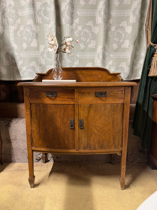 Skänk i mörkt trä med lådor och skåp