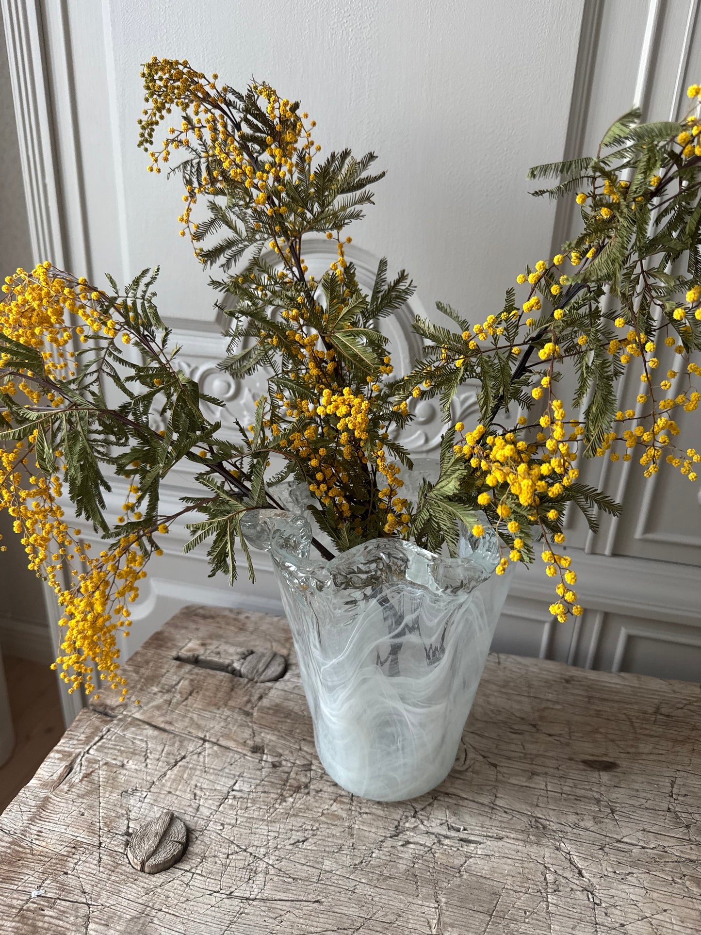 Hög vas med vågad öppning