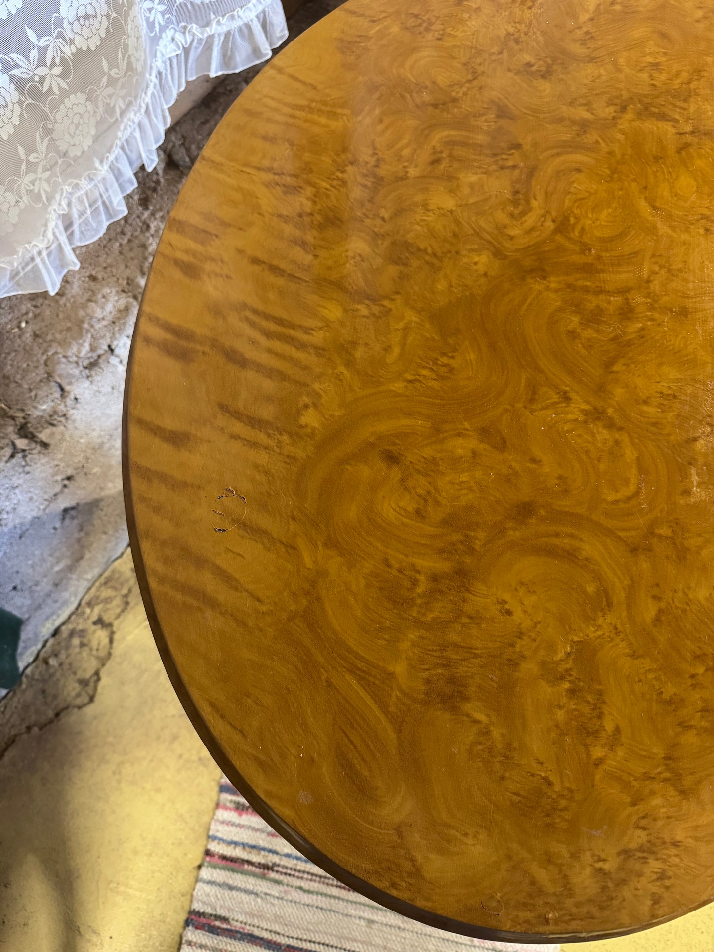 Pelarbord i masurbjörk, sent 1800-tal till tidigt 1900-tal