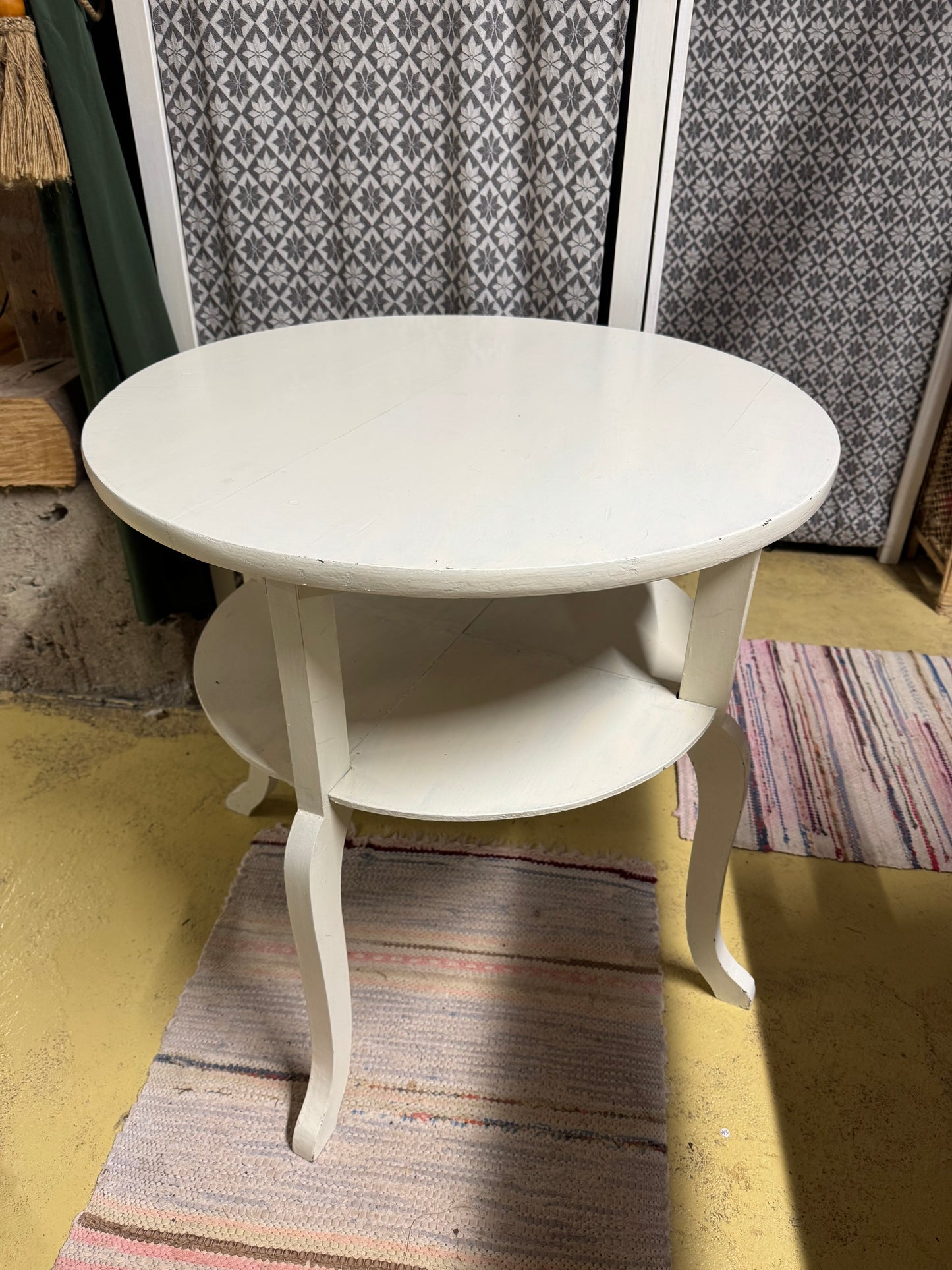 Soffbord / sidobord vitmålat