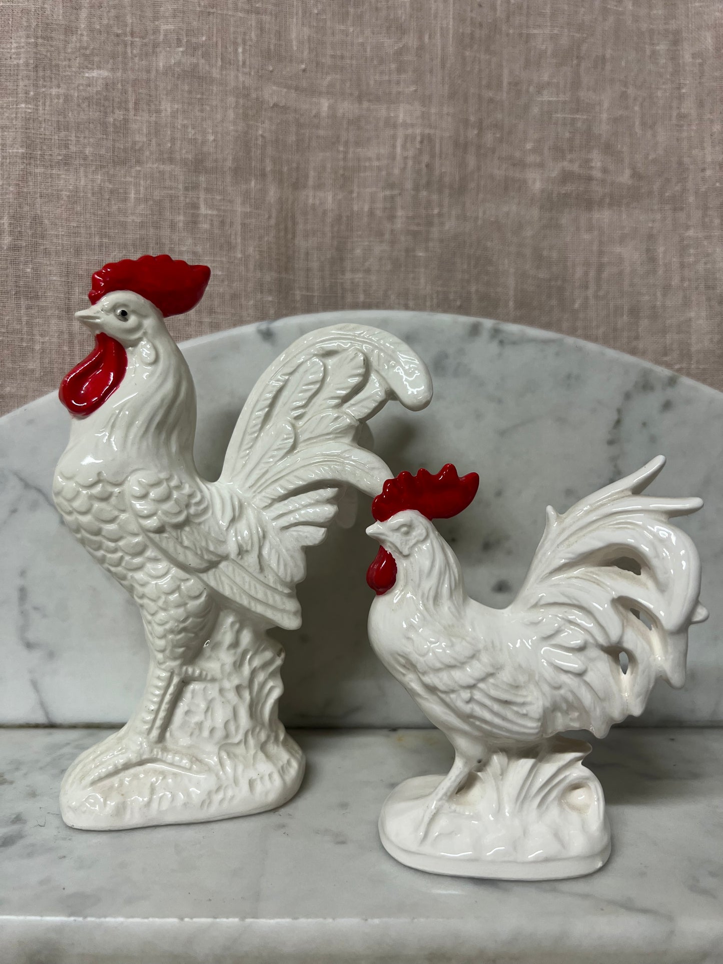 Två tuppar i vitt porslin