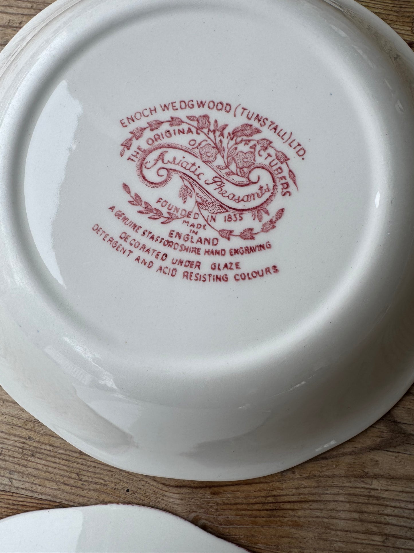 2st skålar/djupa fat i rött porslin Asiatic pheasants