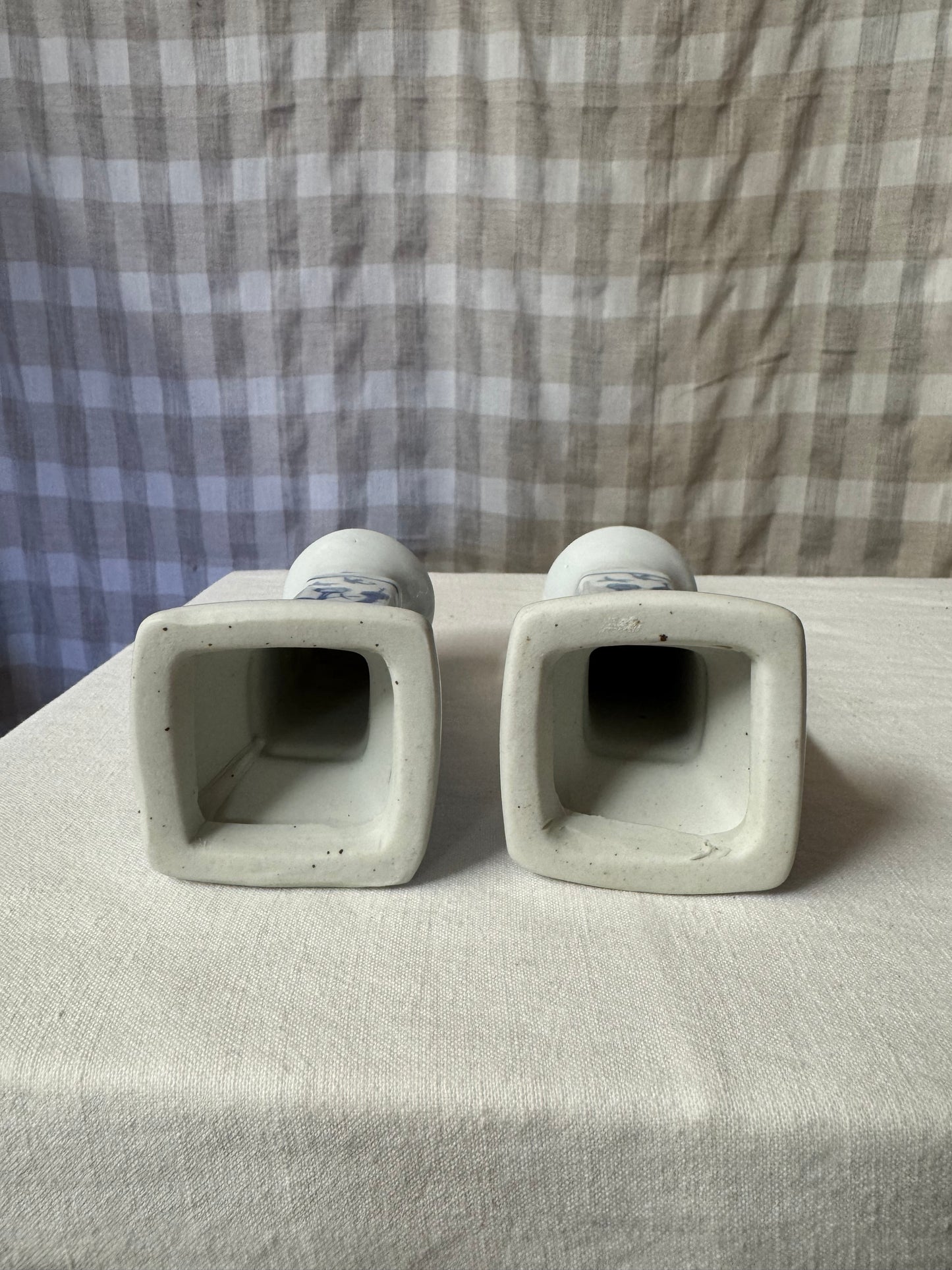 Paret kinesiska ljusstakar