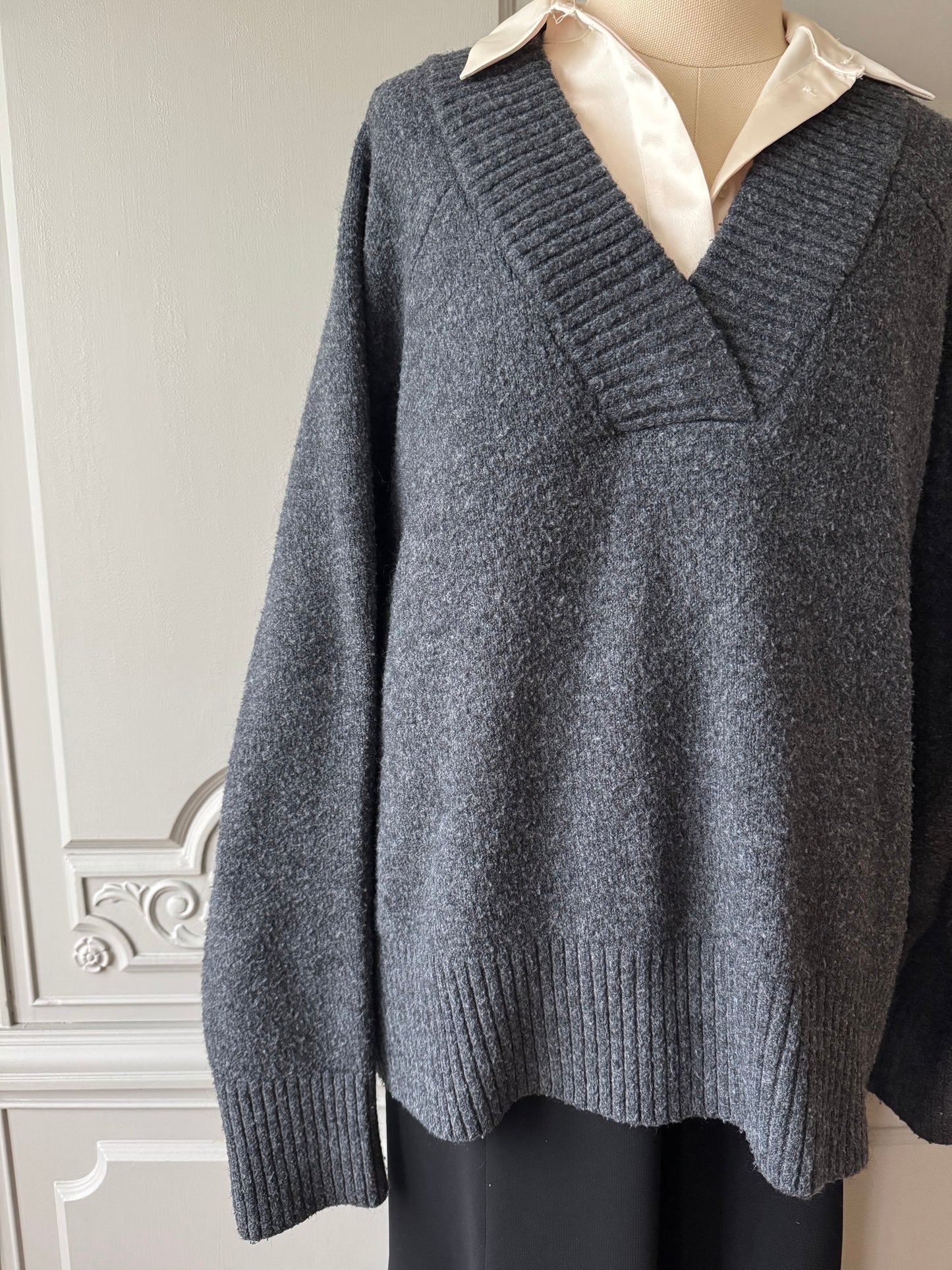 Stickad tröja i mörkgrått - Indiska