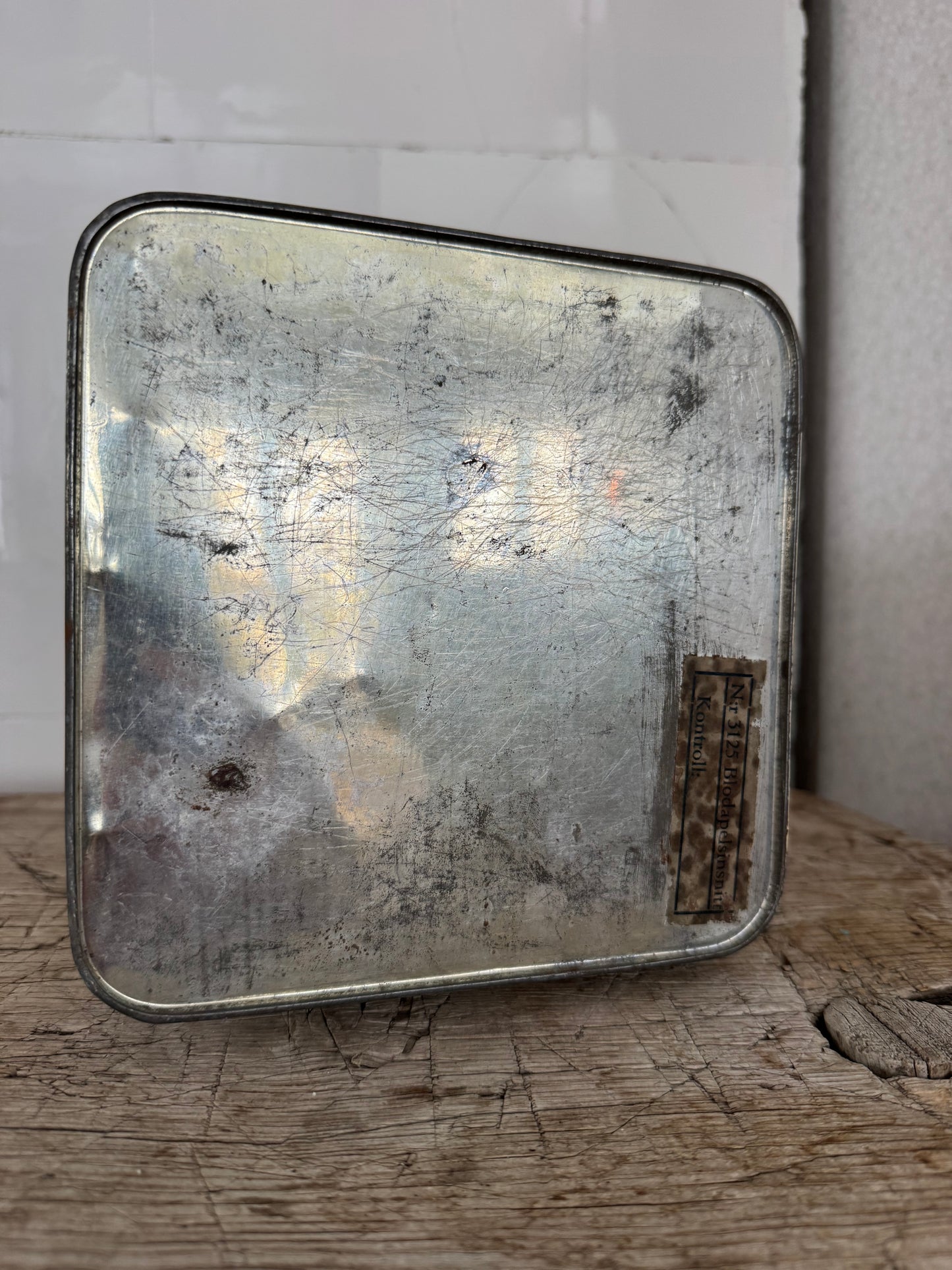 Plåtburk - papegoja och persika