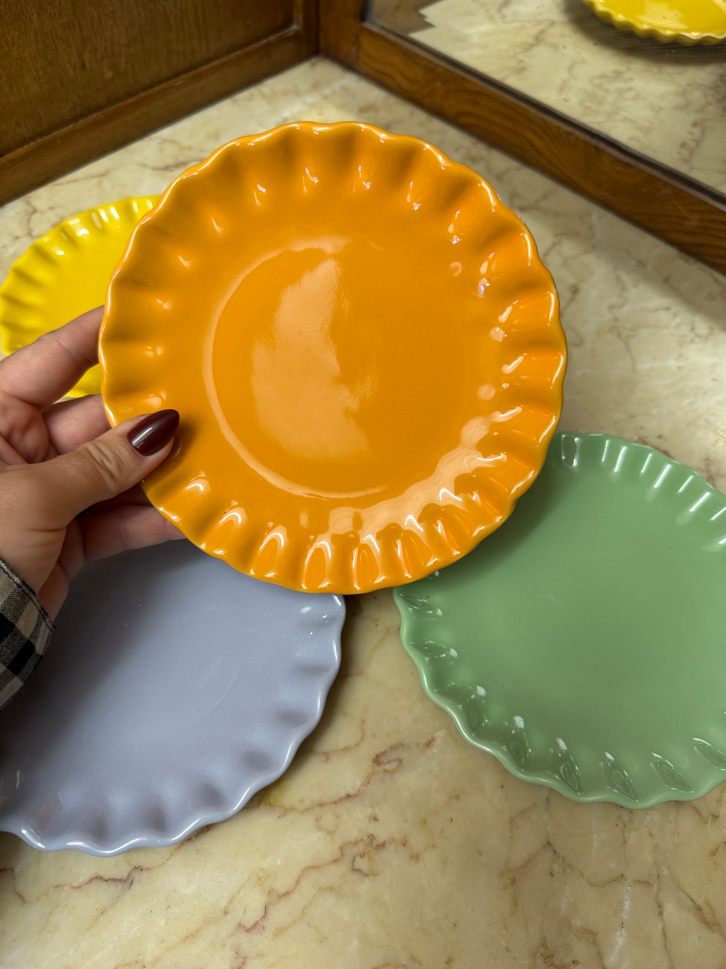 4st assietter med volang