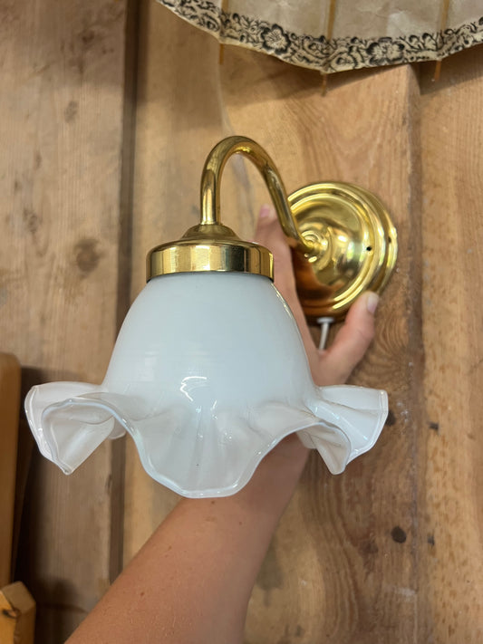 Vägglampa i porslin