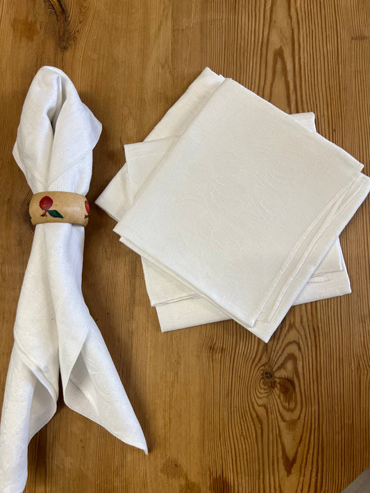 4st äldre linneservetter i vitt