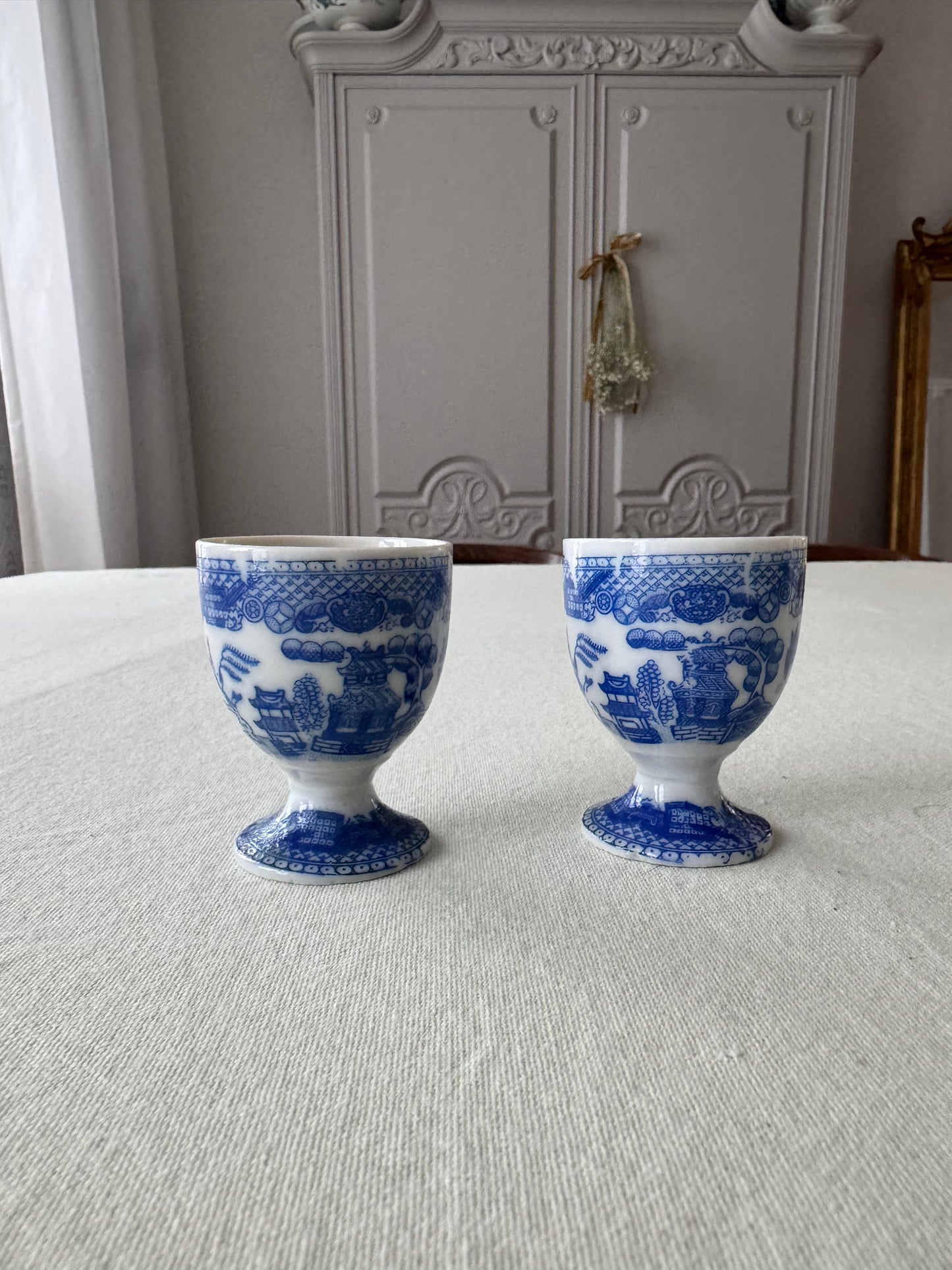 Paret blåvita äggkoppar