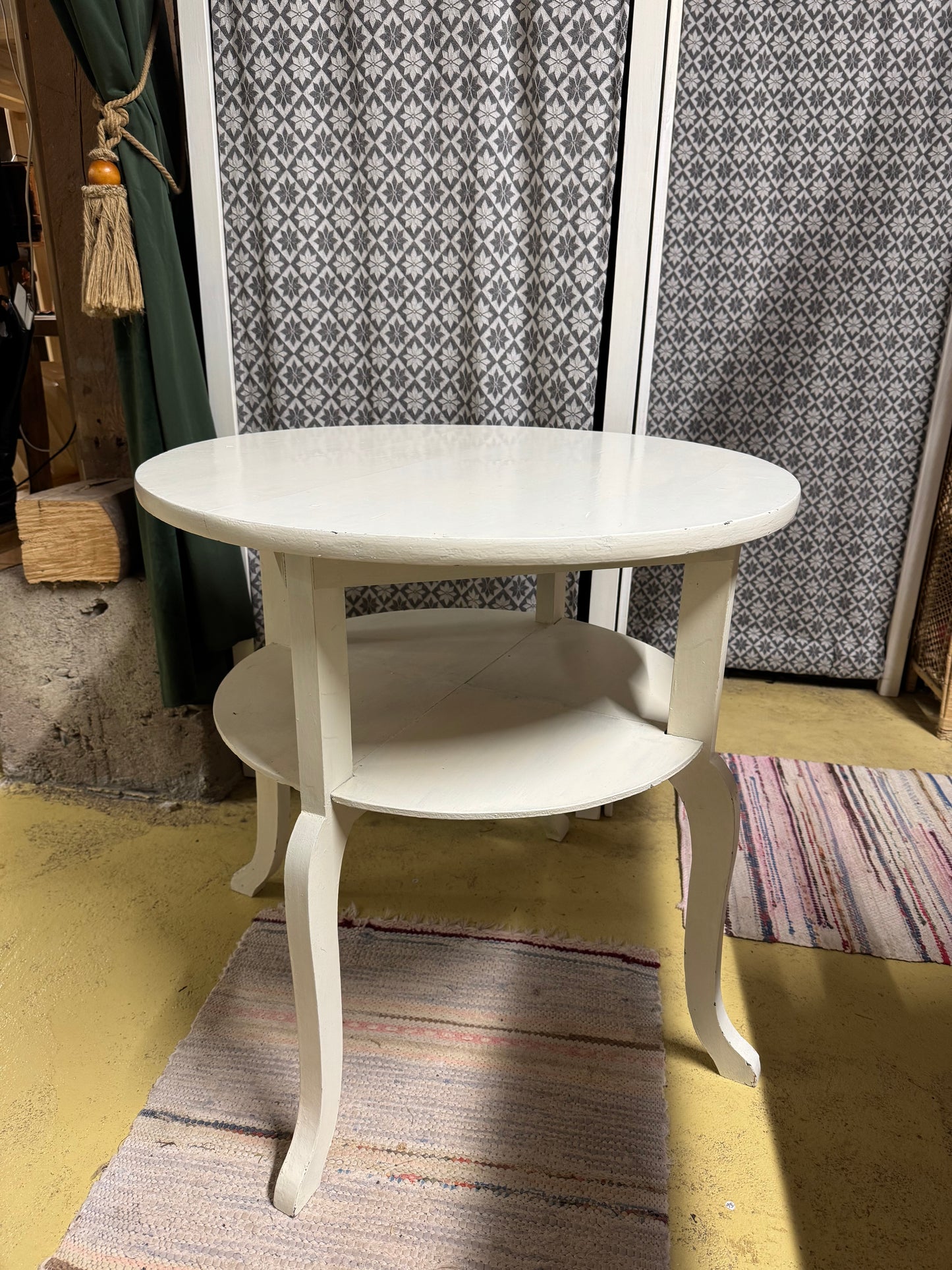 Soffbord / sidobord vitmålat
