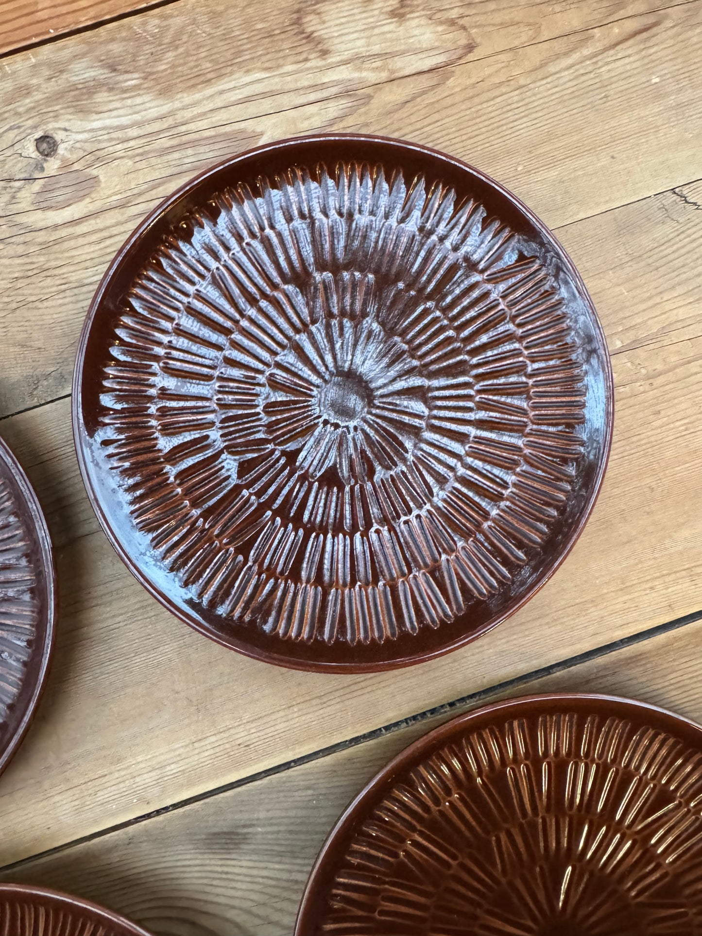 4st assietter Bo Fajans, brunglaserat med dekorstreck