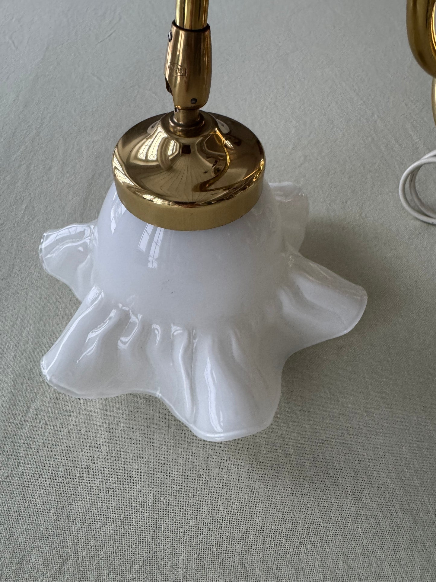 Vägglampa med volang i porslin