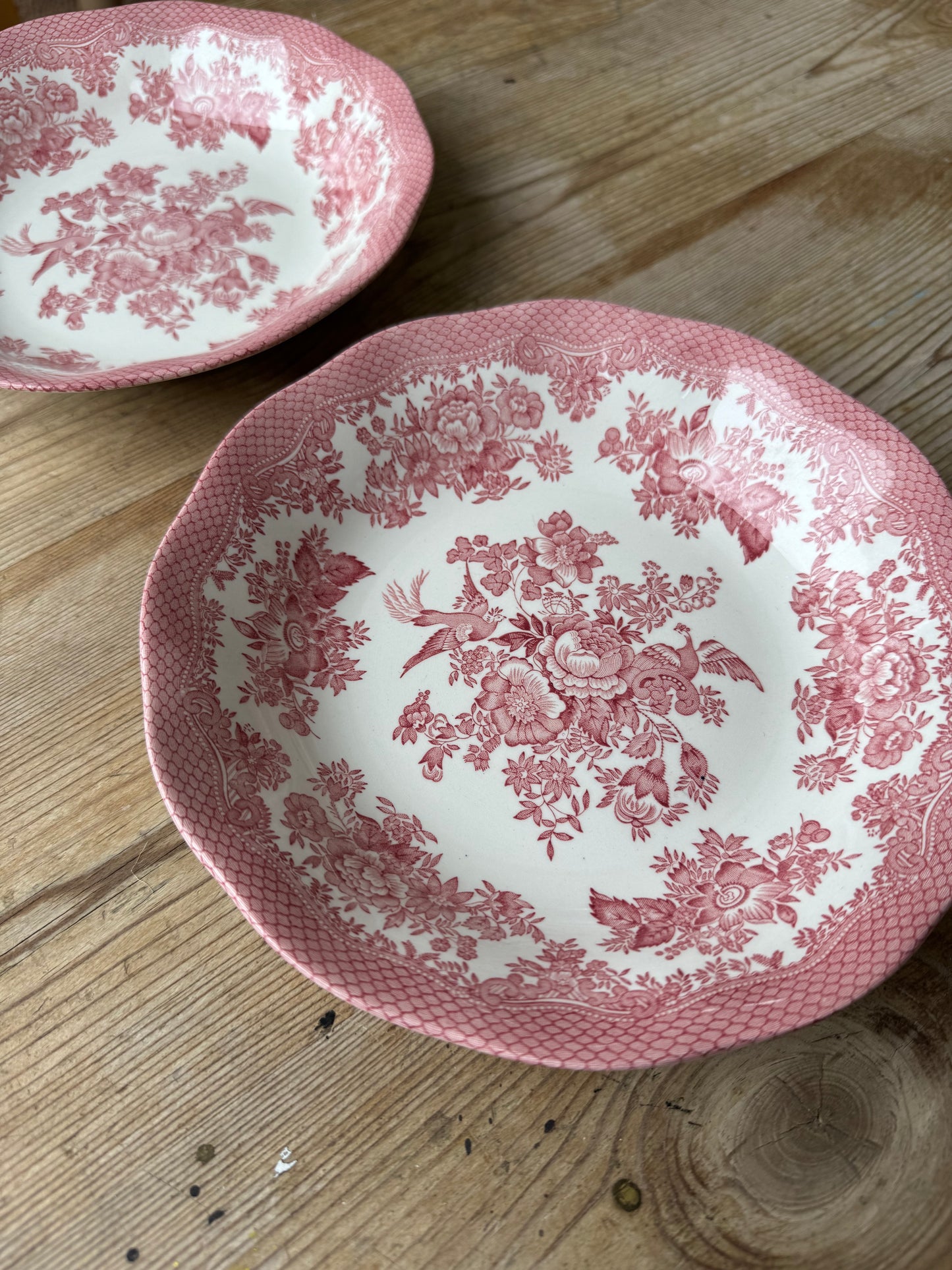 2st skålar/djupa fat i rött porslin Asiatic pheasants