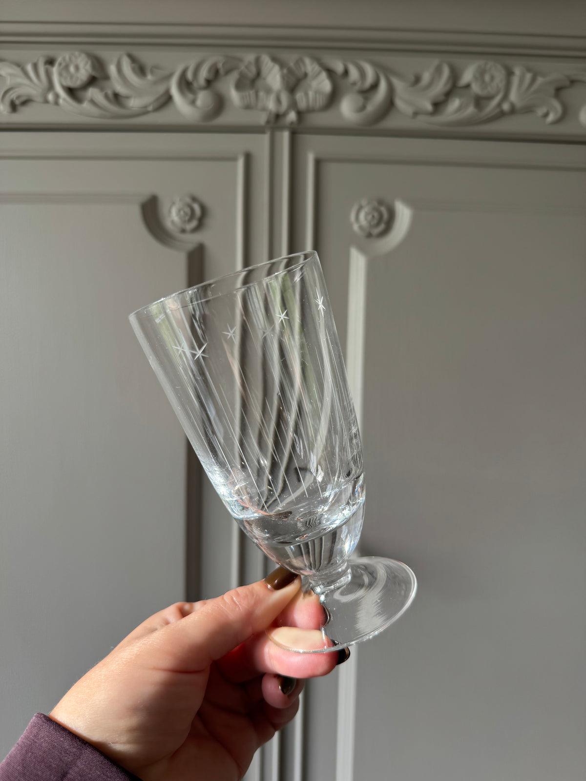 7 st glas på fot med slipat mönster