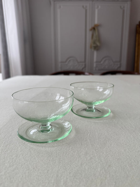 Paret ljusgröna dessertskålar