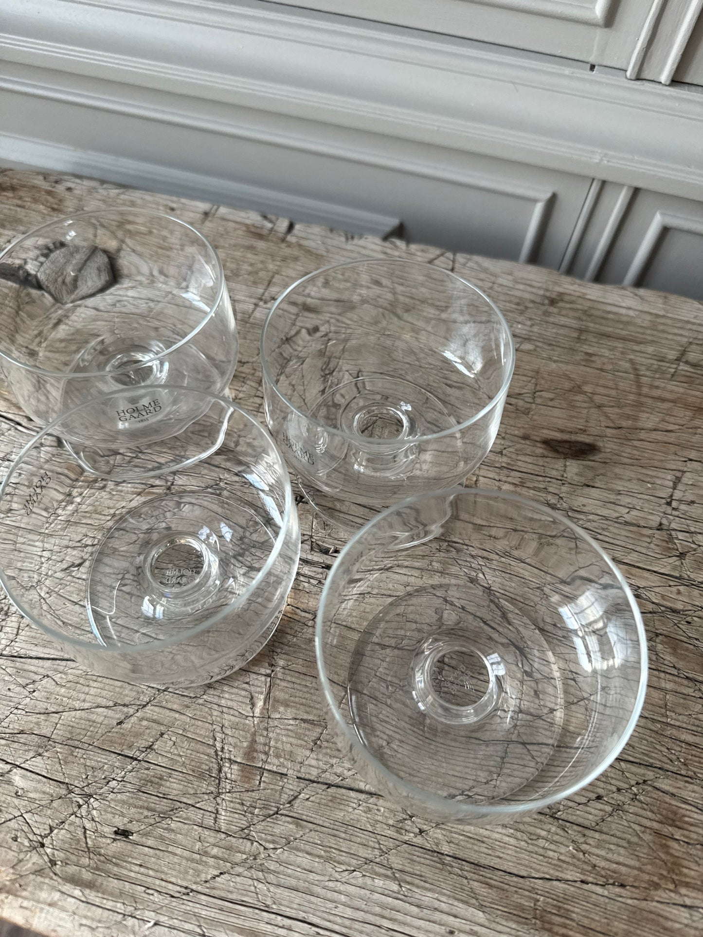 4st glaskupor på fot Holme Gaard