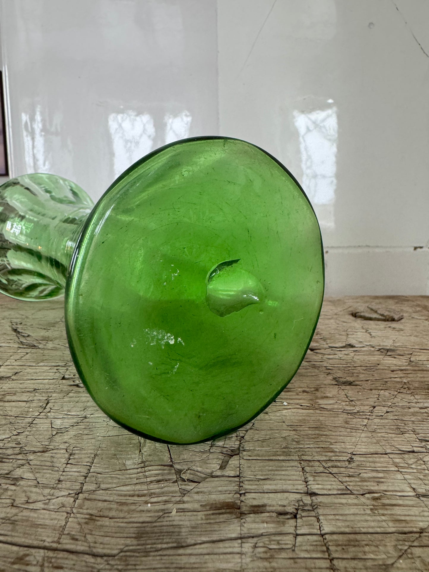 Grön munblåst vas i trumpetform 1800-tal