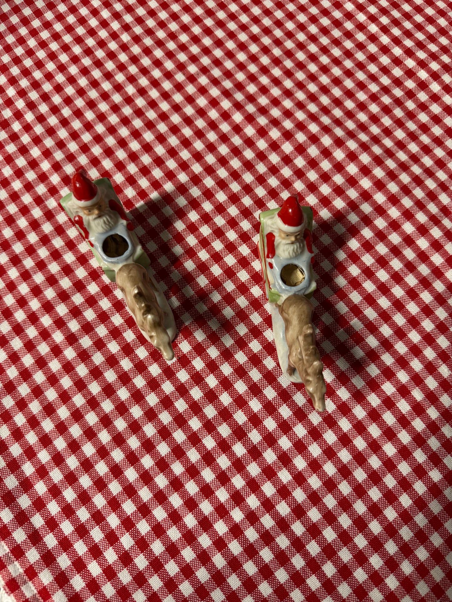 2 st tomtar med släde och ren i porslin för julgransljus