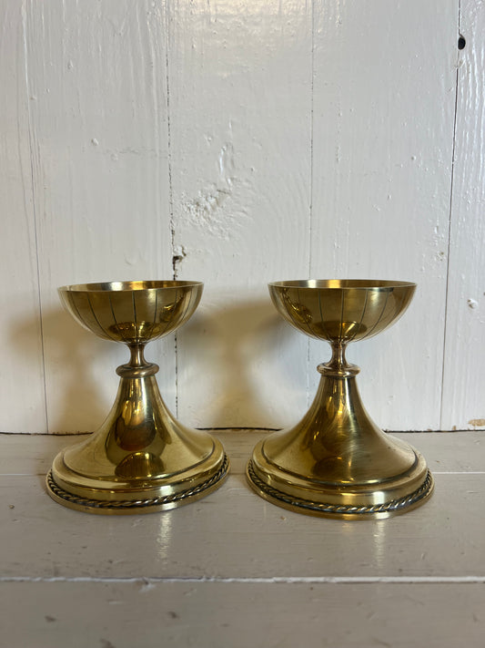 Paret mässingsljusstakar i kupa