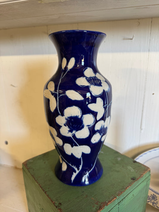 Blå vas med blommönster