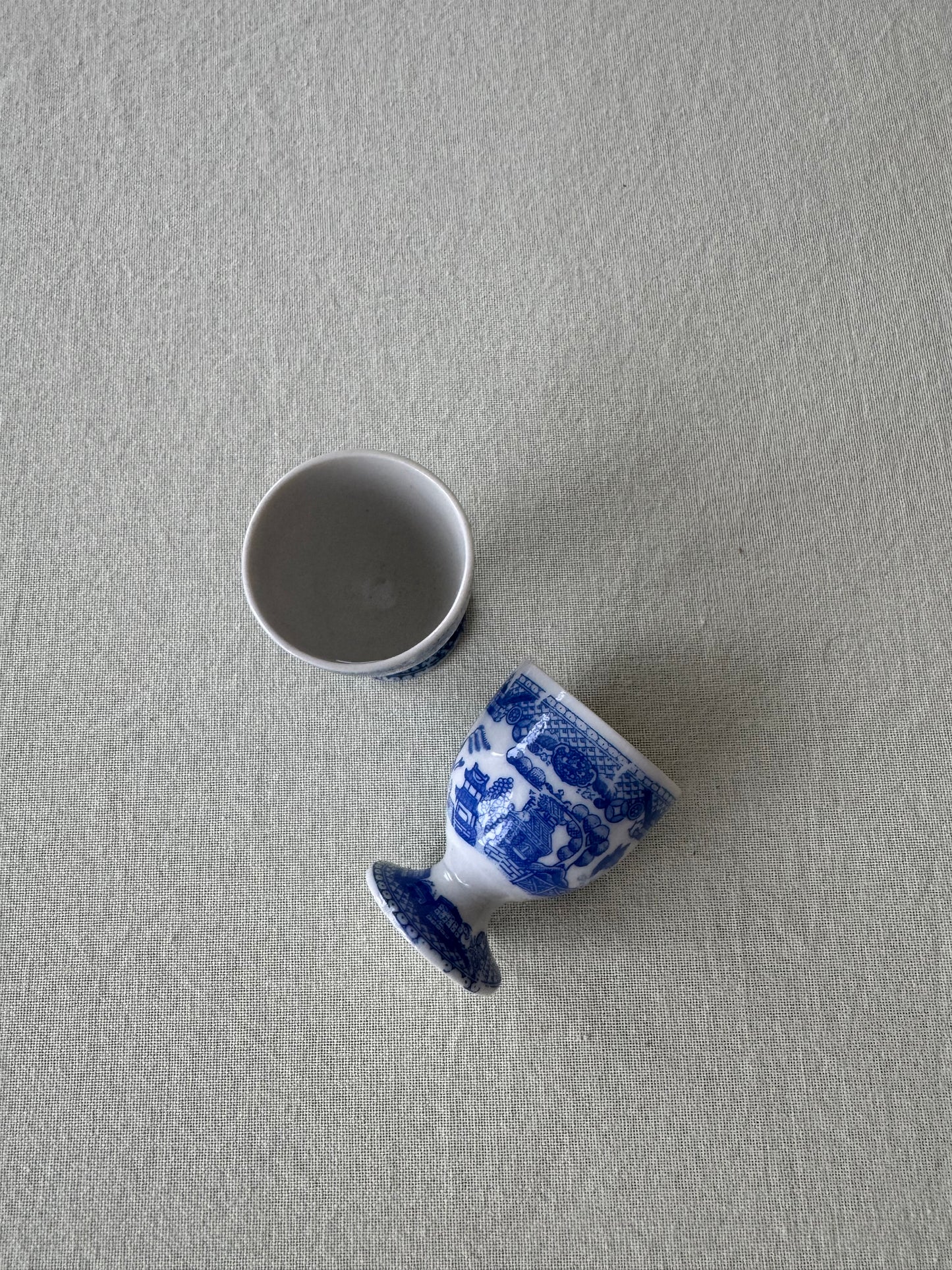 Paret blåvita äggkoppar