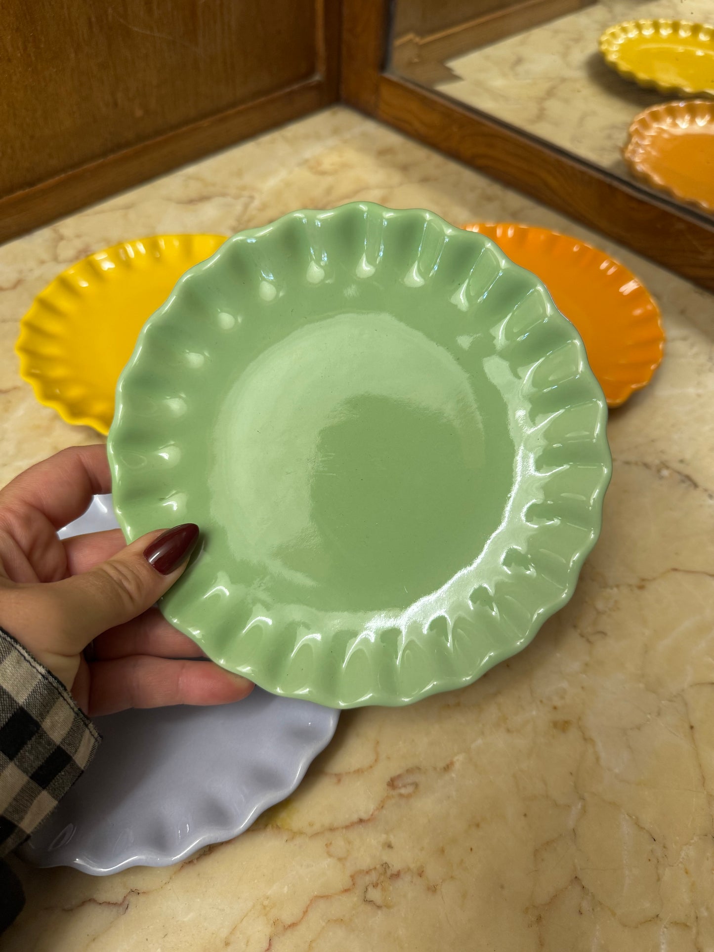 4st assietter med volang