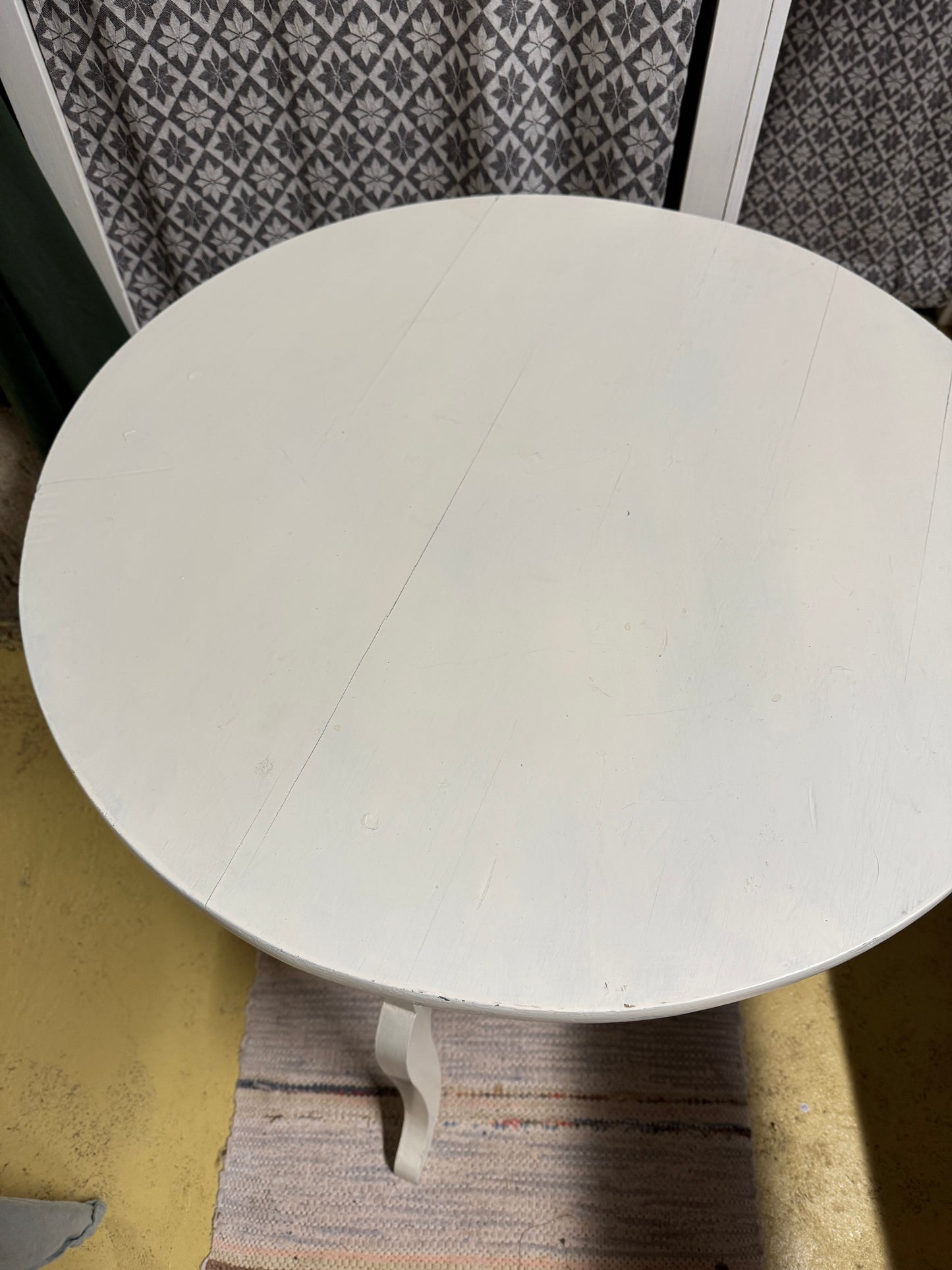 Soffbord / sidobord vitmålat