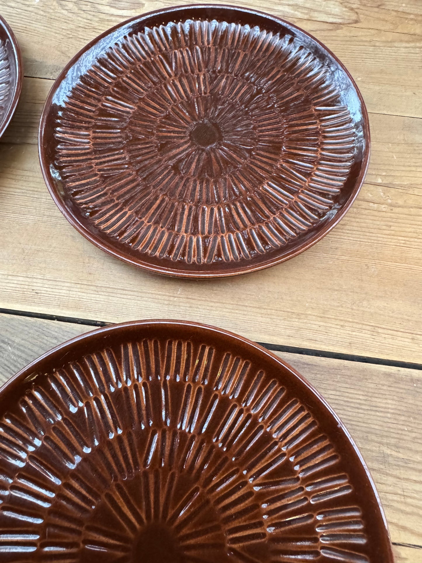 4st assietter Bo Fajans, brunglaserat med dekorstreck