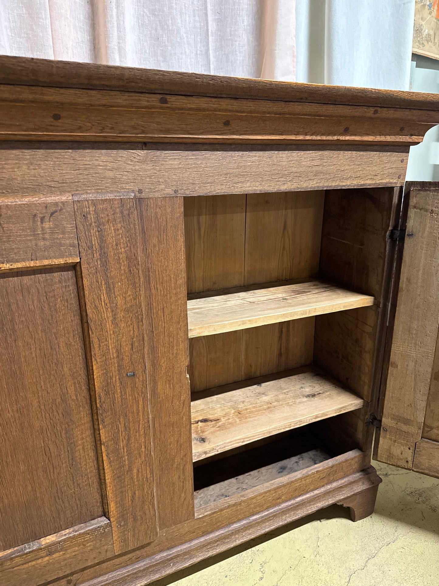 Mörkt gediget skåp