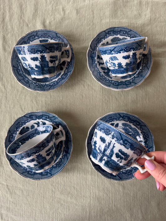 4st kaffekoppar med fat i Blue Willow-mönster