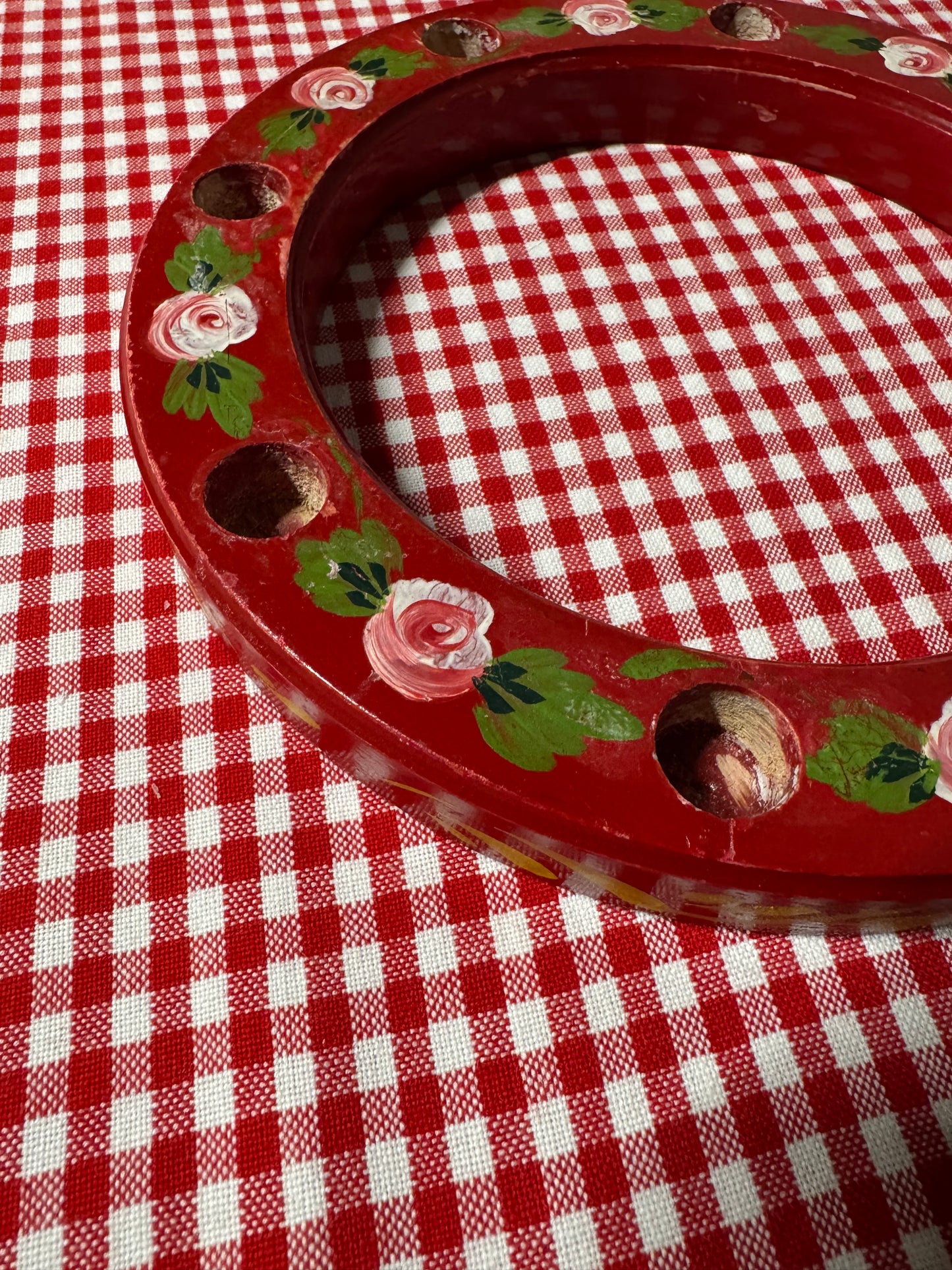 Rund ljusstake i trä, bemålad