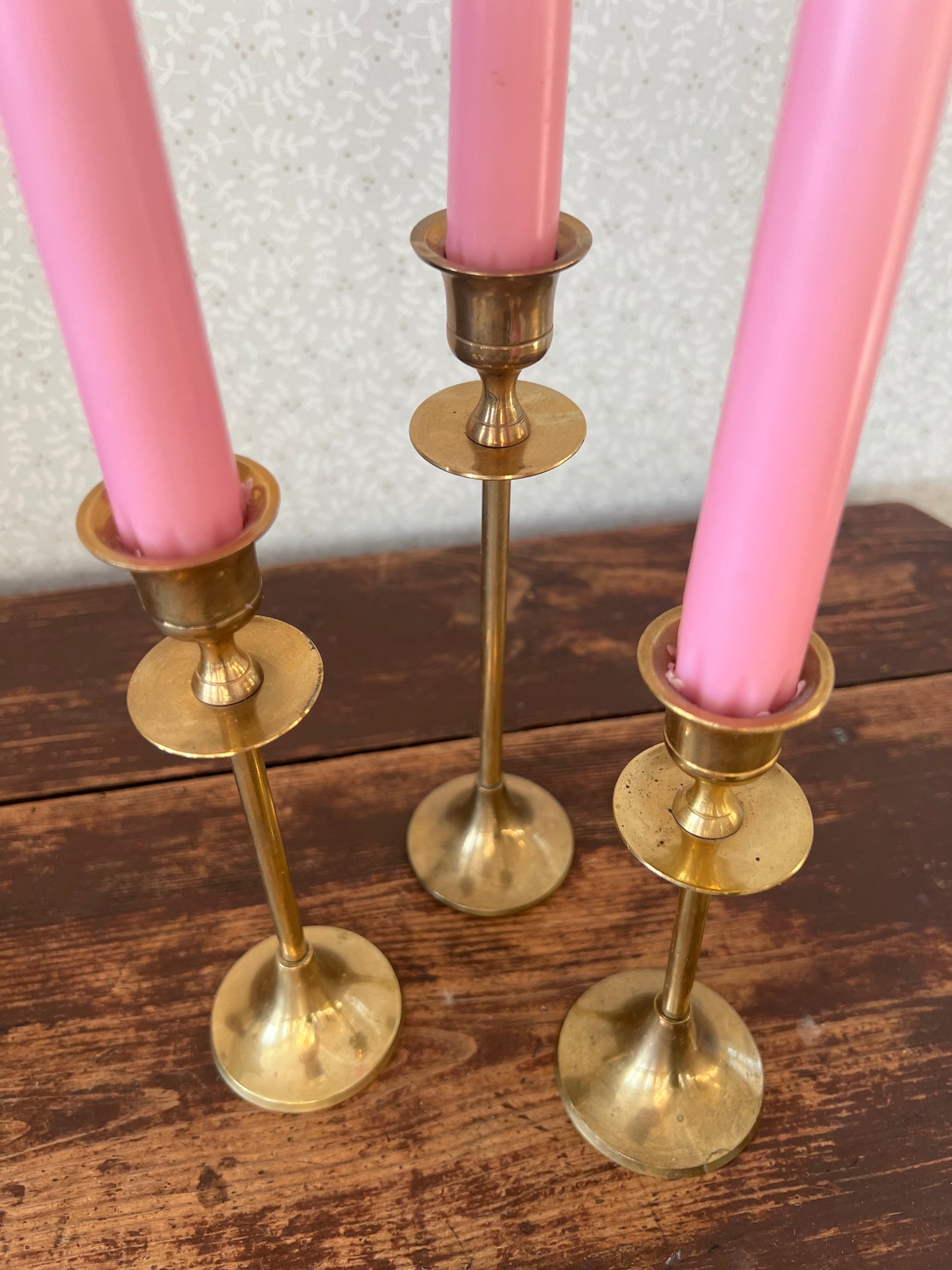 Triss i mässingsljussakar i olika nivå