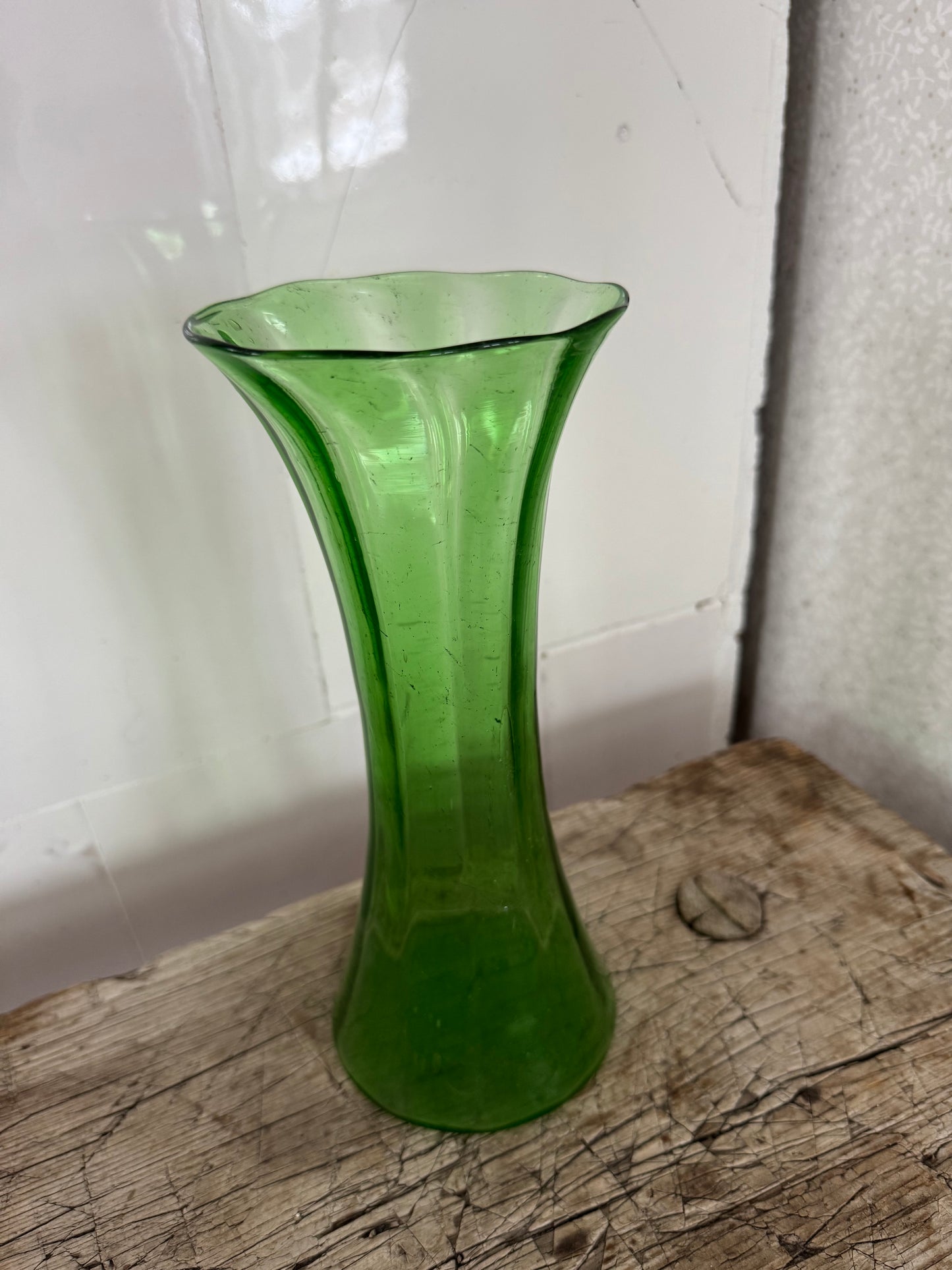 Grön munblåst vas i trumpetform 1800-tal