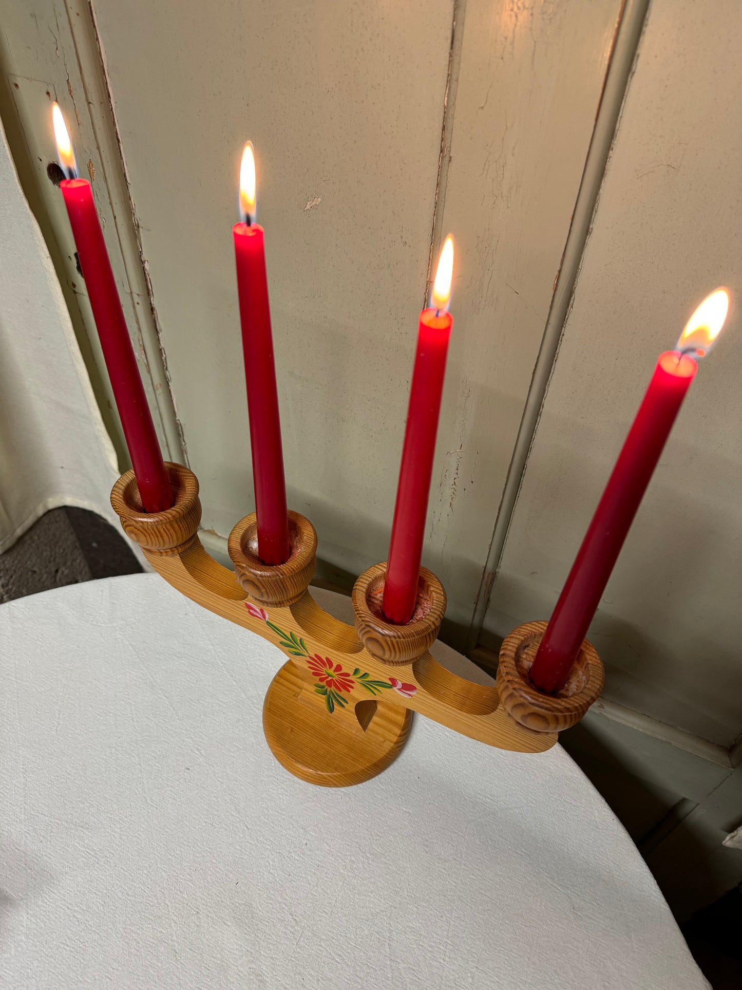 Adventsljusstake i trä med målning