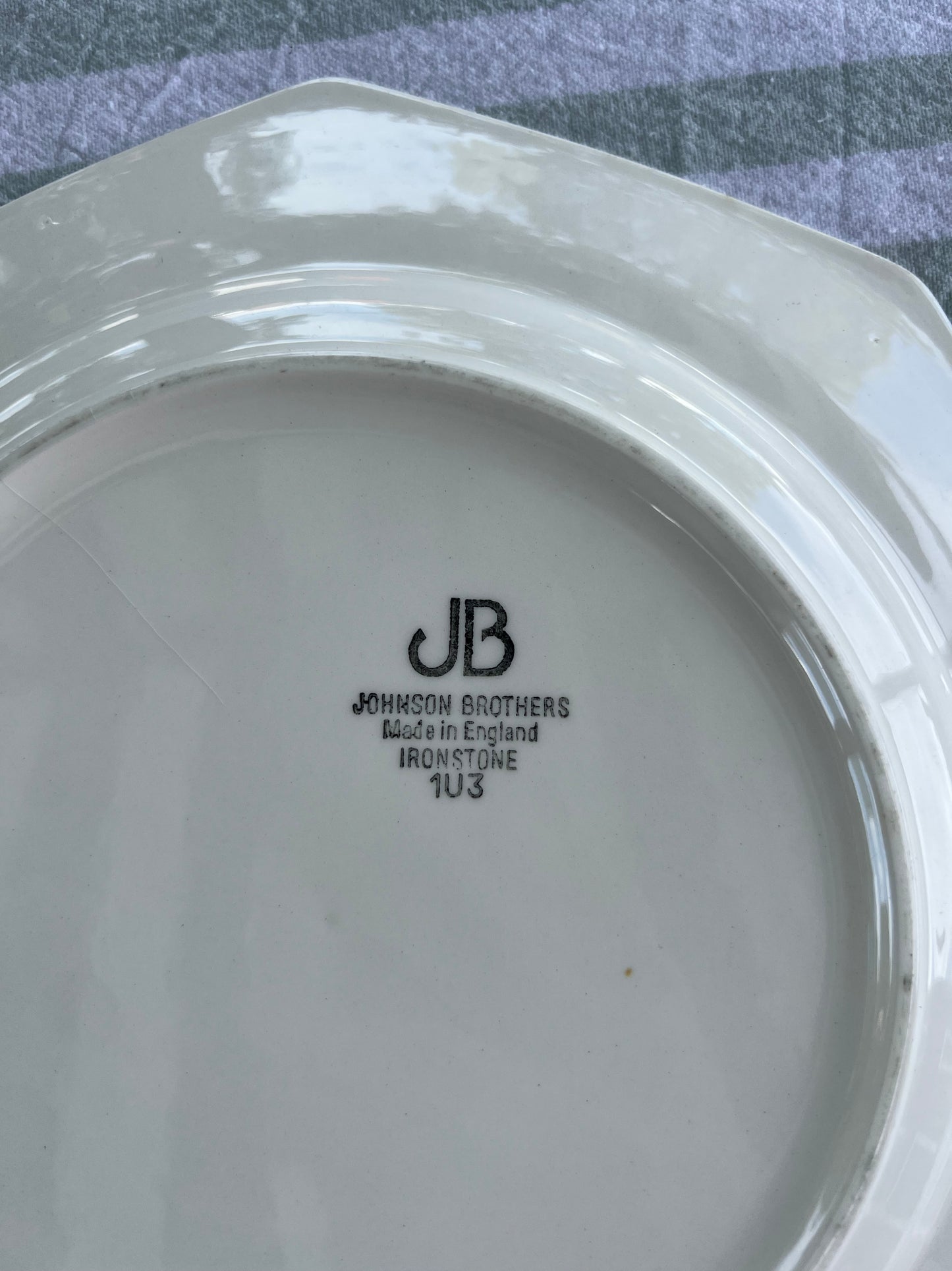 Vitt fat med pärlband - Johnson Brothers England Ironstone