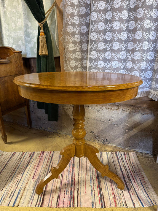 Pelarbord i masurbjörk, sent 1800-tal till tidigt 1900-tal