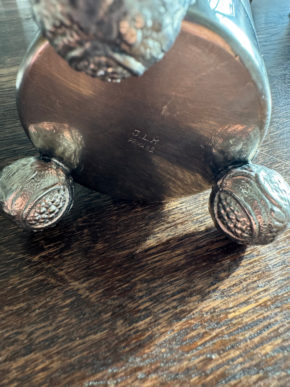 Vas i nysilver med vågad kant och fötter