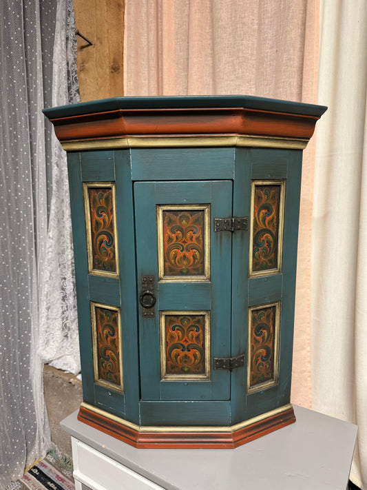 Allmogeskåp, kurbitsmålat hörnskåp