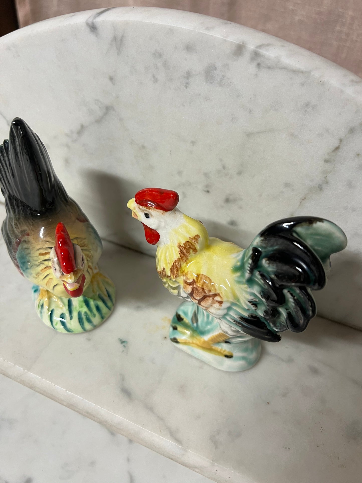 Äldre tupp och höna i porslin