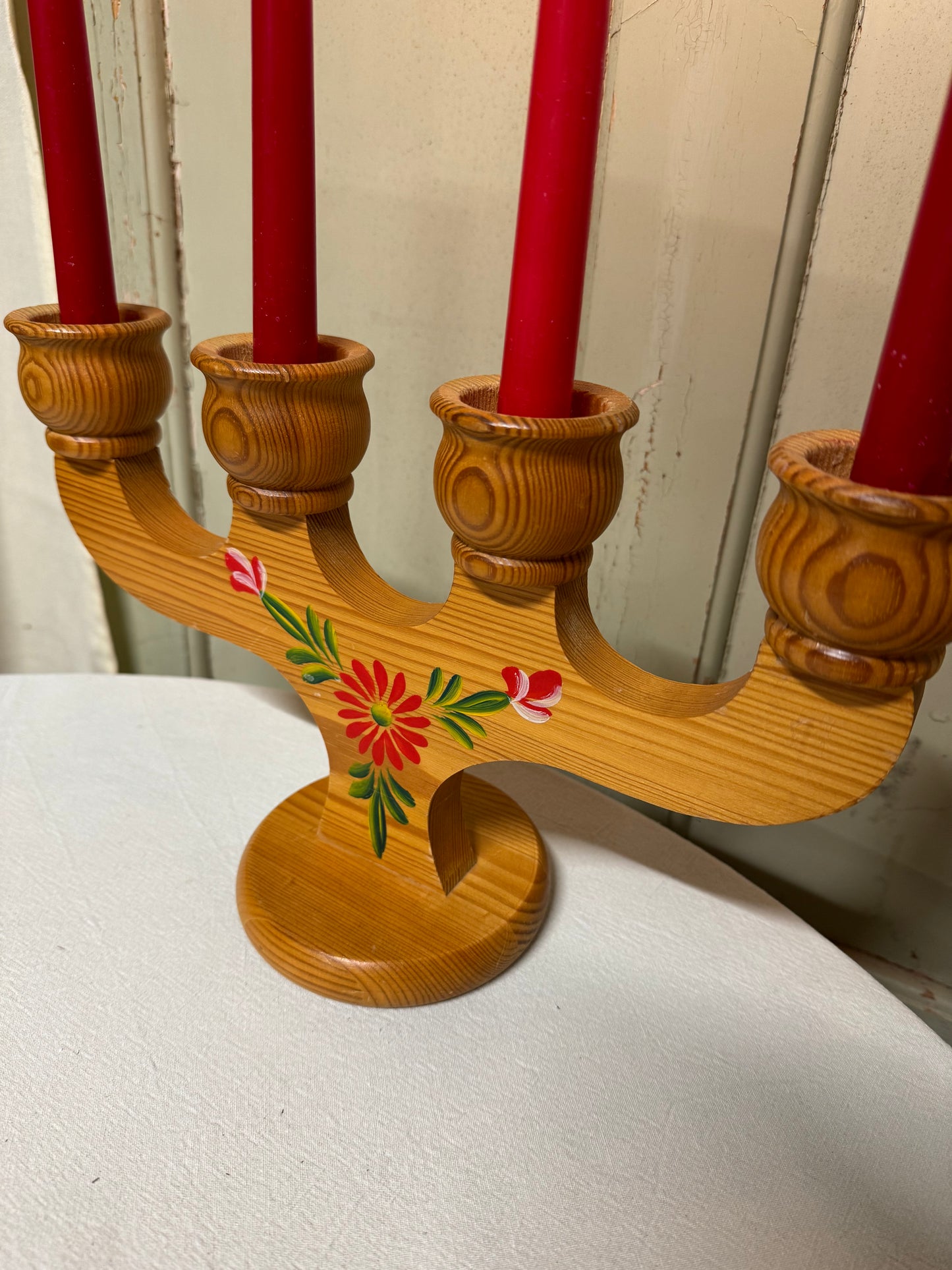 Adventsljusstake i trä med målning