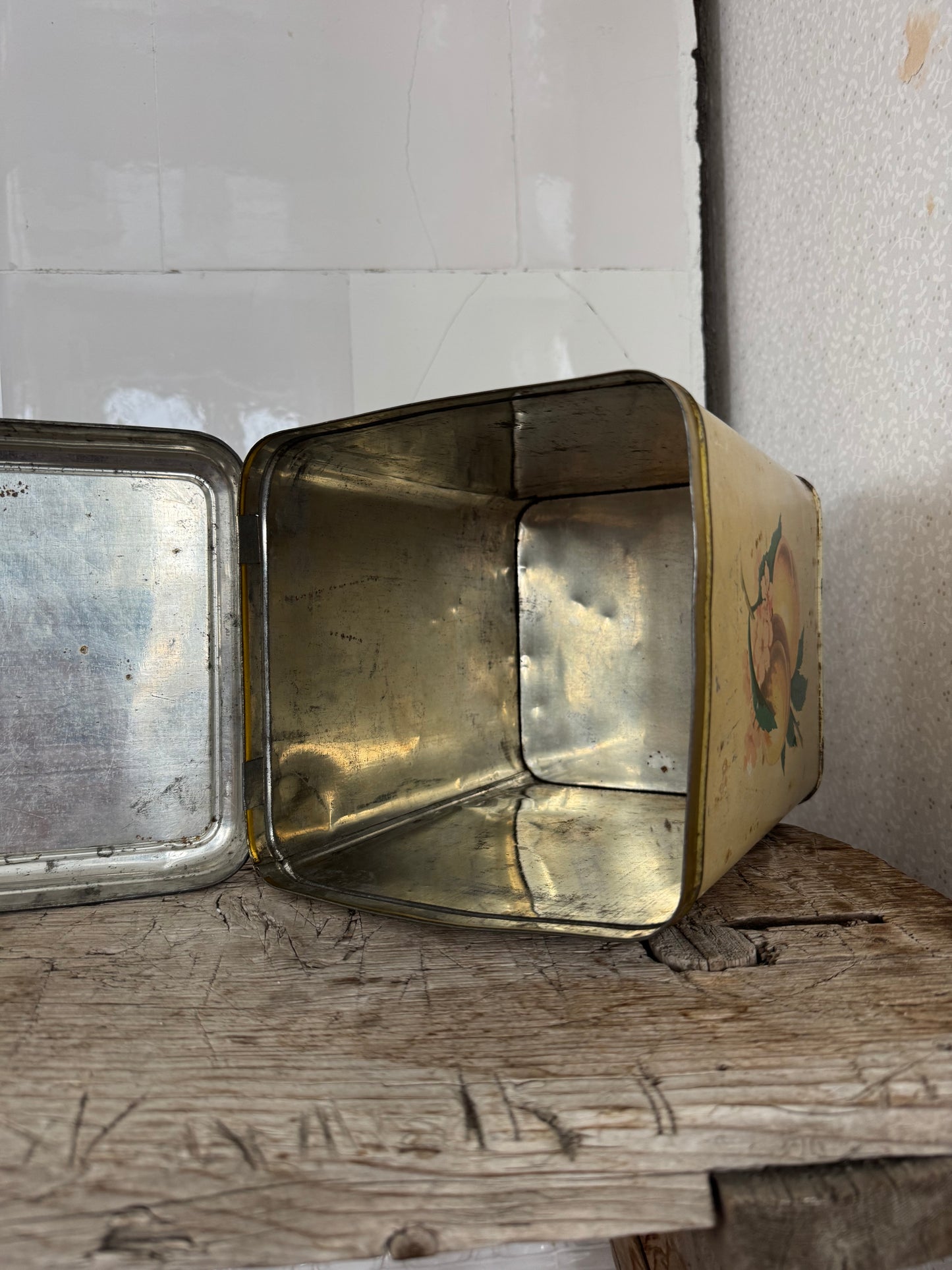 Plåtburk - papegoja och persika