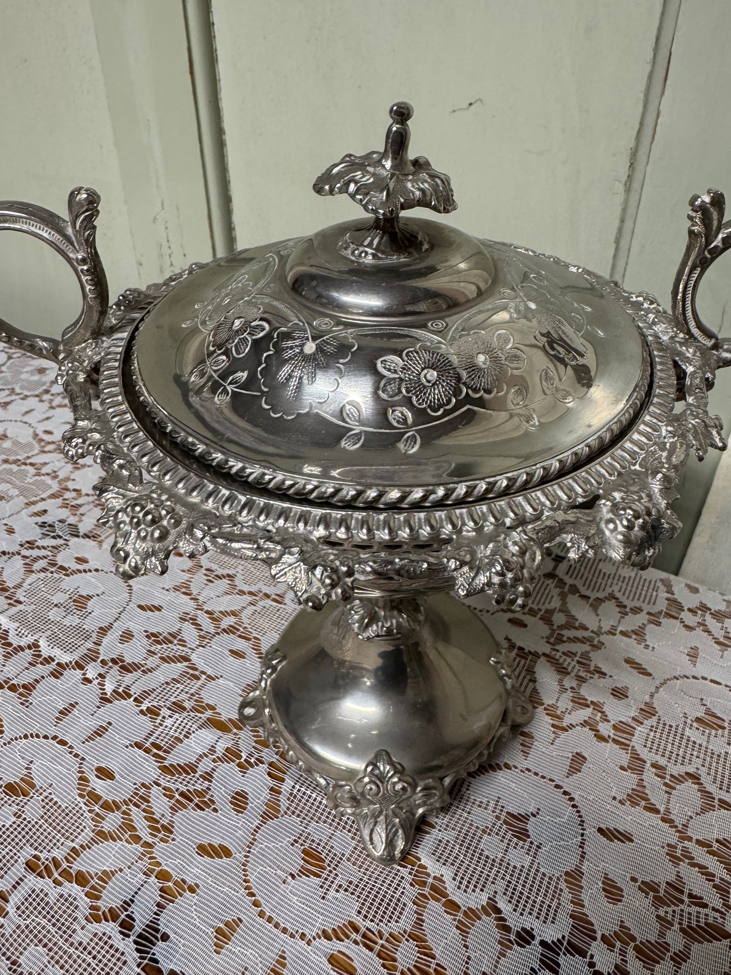 Bonbonjär med glasinsats vitmetall och nysilver, 1900-talets mitt