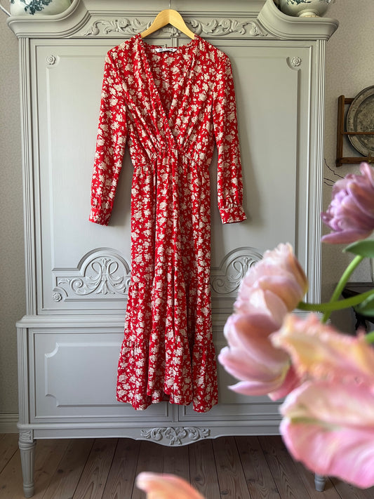 Rödvit långklänning med blomprint