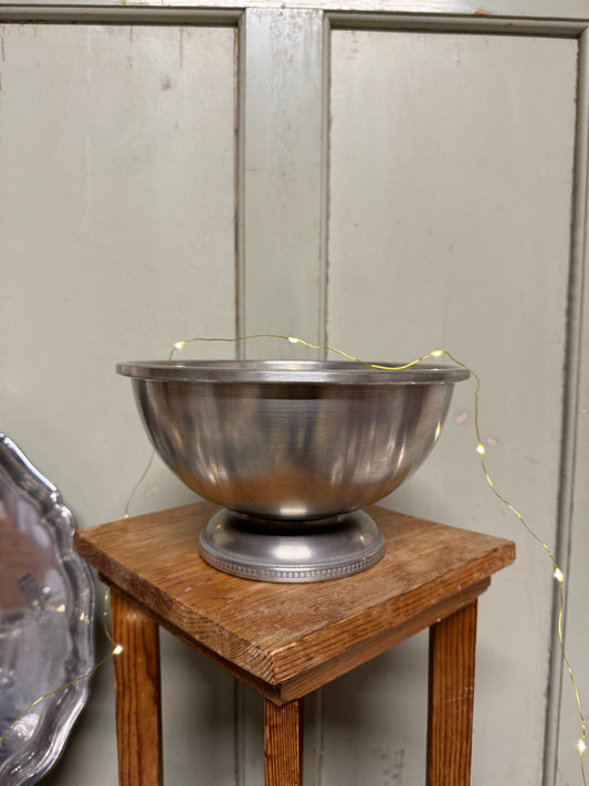 Stor tennskål på fot